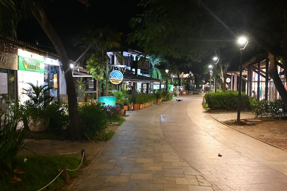 Rua de pedra da vila de Praia do Forte à noite